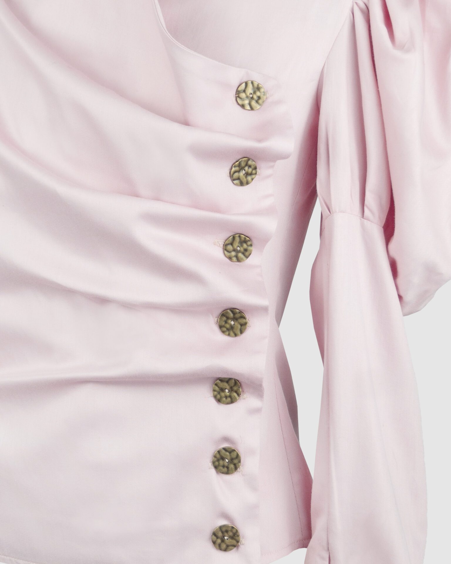 Cotton satin fitted blouse with a draped front and voluminous sleeves.