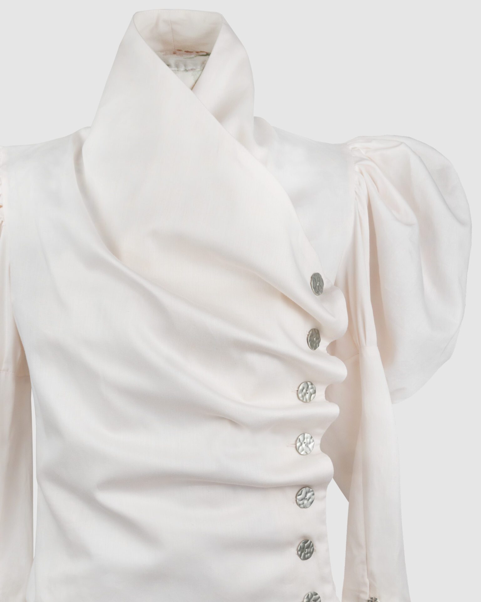 Cotton satin fitted blouse with a draped front and voluminous sleeves.