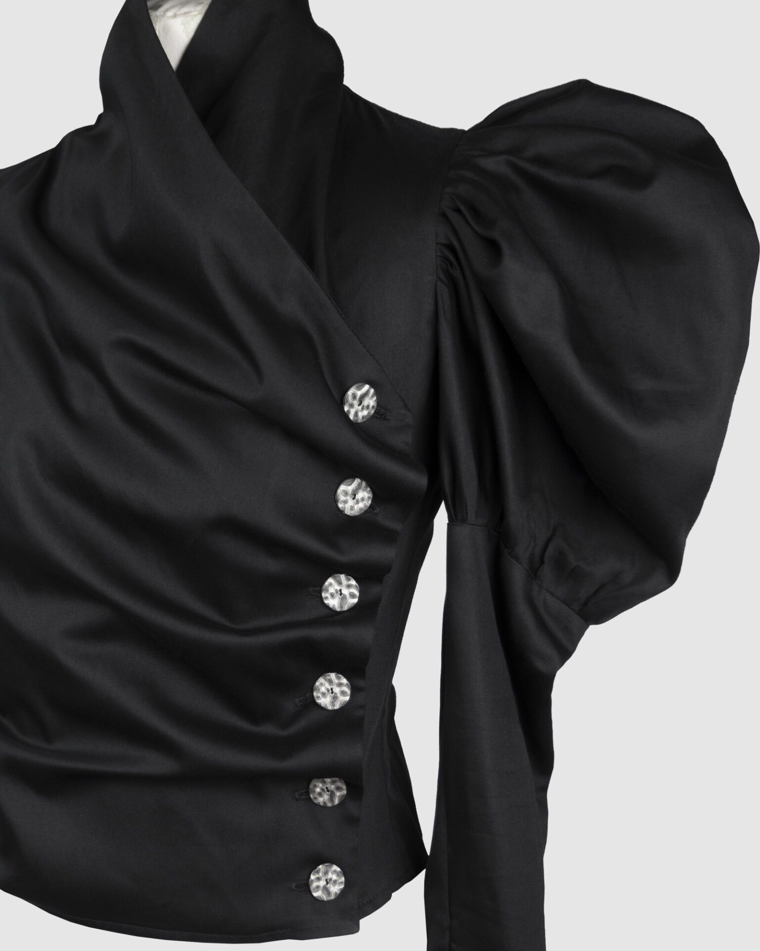 Cotton satin fitted blouse with a draped front and voluminous sleeves.