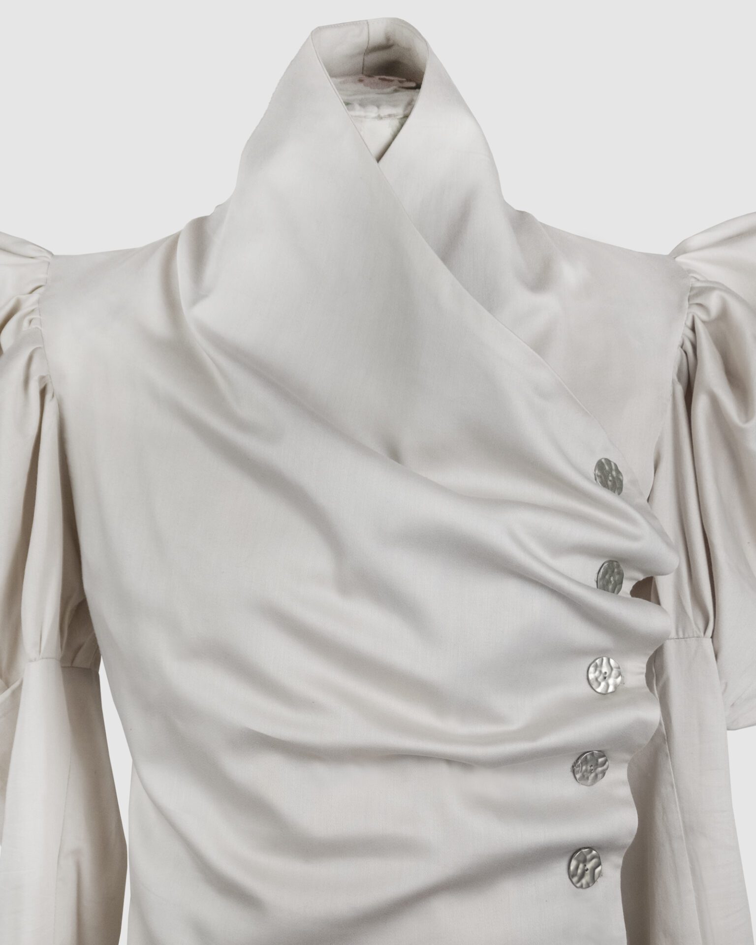 Cotton satin fitted blouse with a draped front and voluminous sleeves.