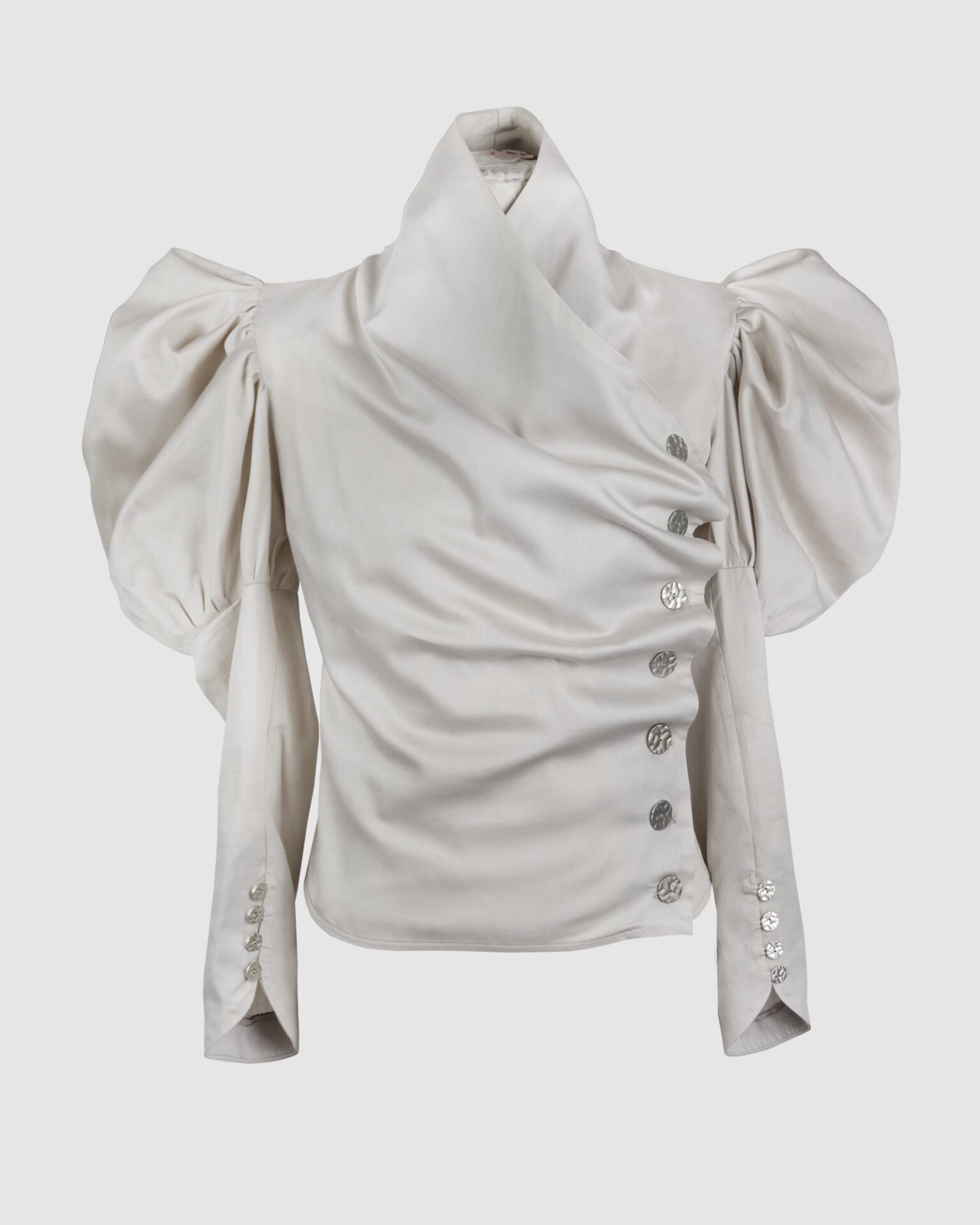 Cotton satin fitted blouse with a draped front and voluminous sleeves.