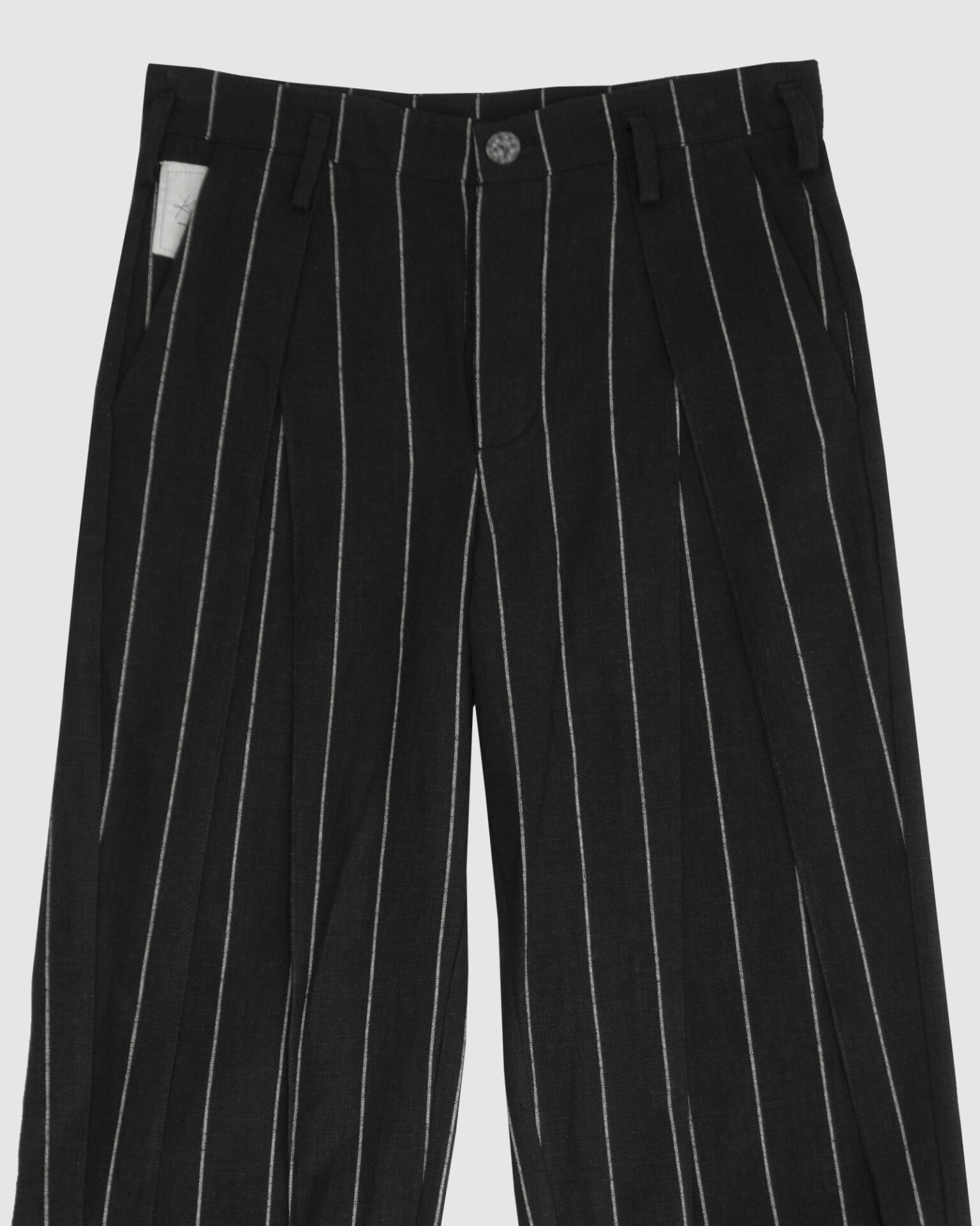 Regular rise, wide leg trousers. The front features a hidden metal button fastening, overlapping architectural pleats, and slash pockets.