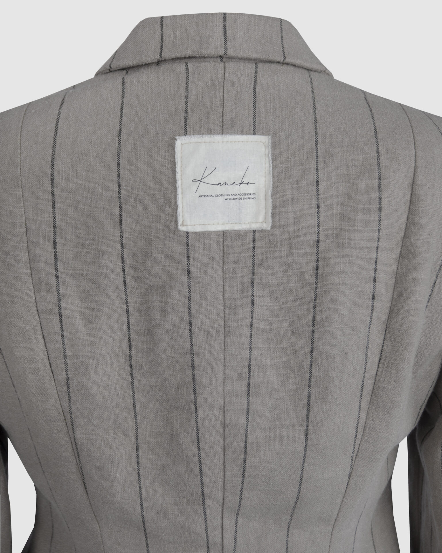 Semi-fitted double-breasted jacket with peak lapels, a welt breast pocket, and pockets with asymmetrical flaps. Designed in a 4x1 configuration