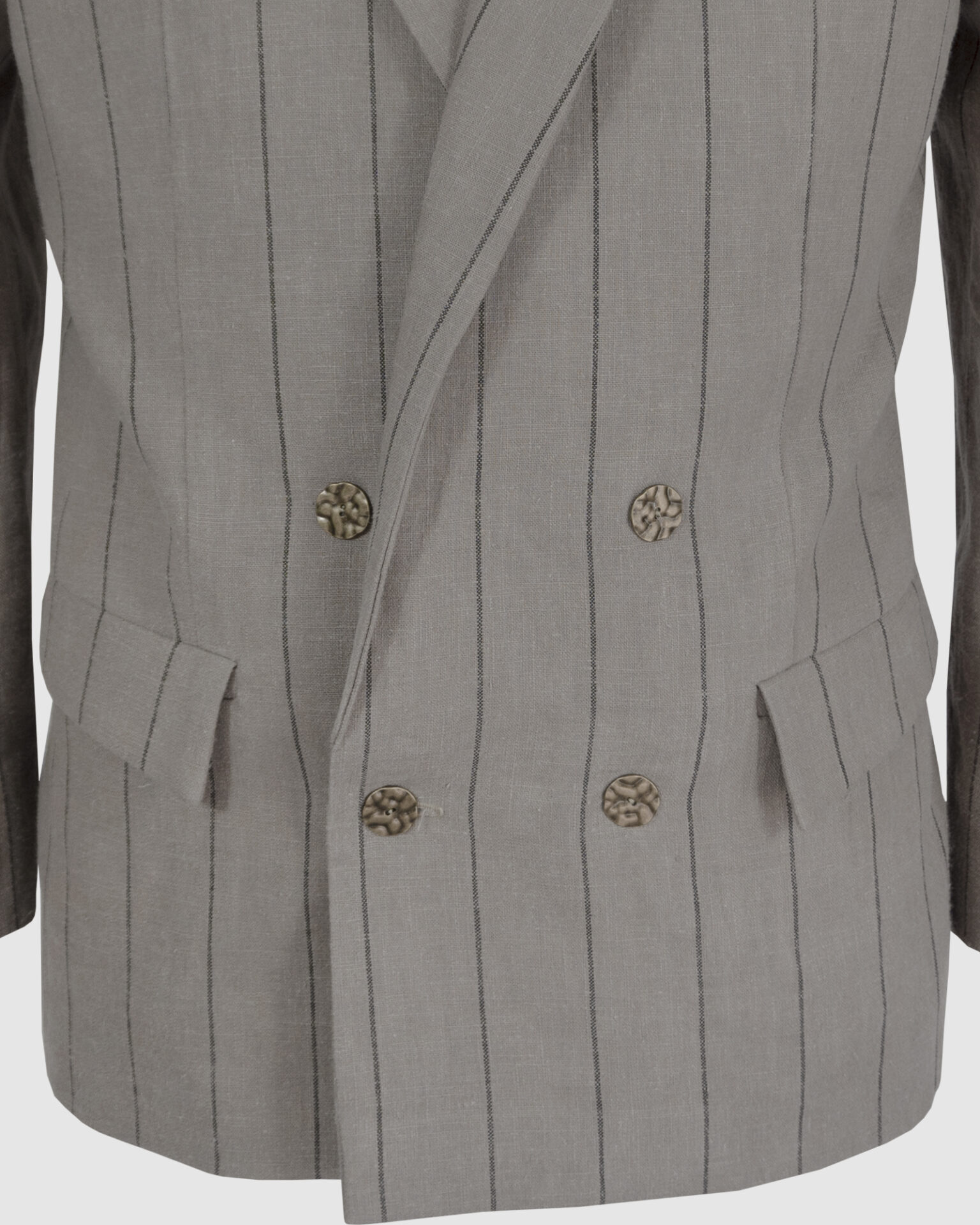 Semi-fitted double-breasted jacket with peak lapels, a welt breast pocket, and pockets with asymmetrical flaps. Designed in a 4x1 configuration