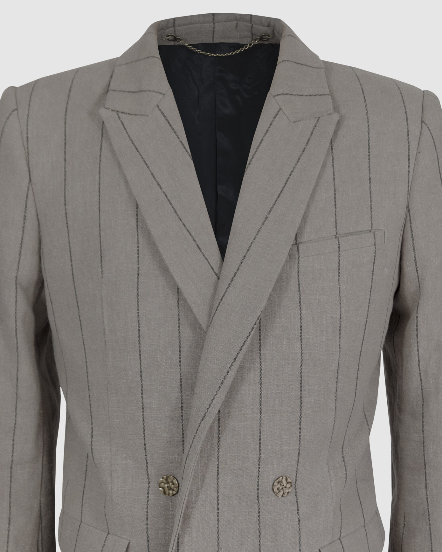 Semi-fitted double-breasted jacket with peak lapels, a welt breast pocket, and pockets with asymmetrical flaps. Designed in a 4x1 configuration