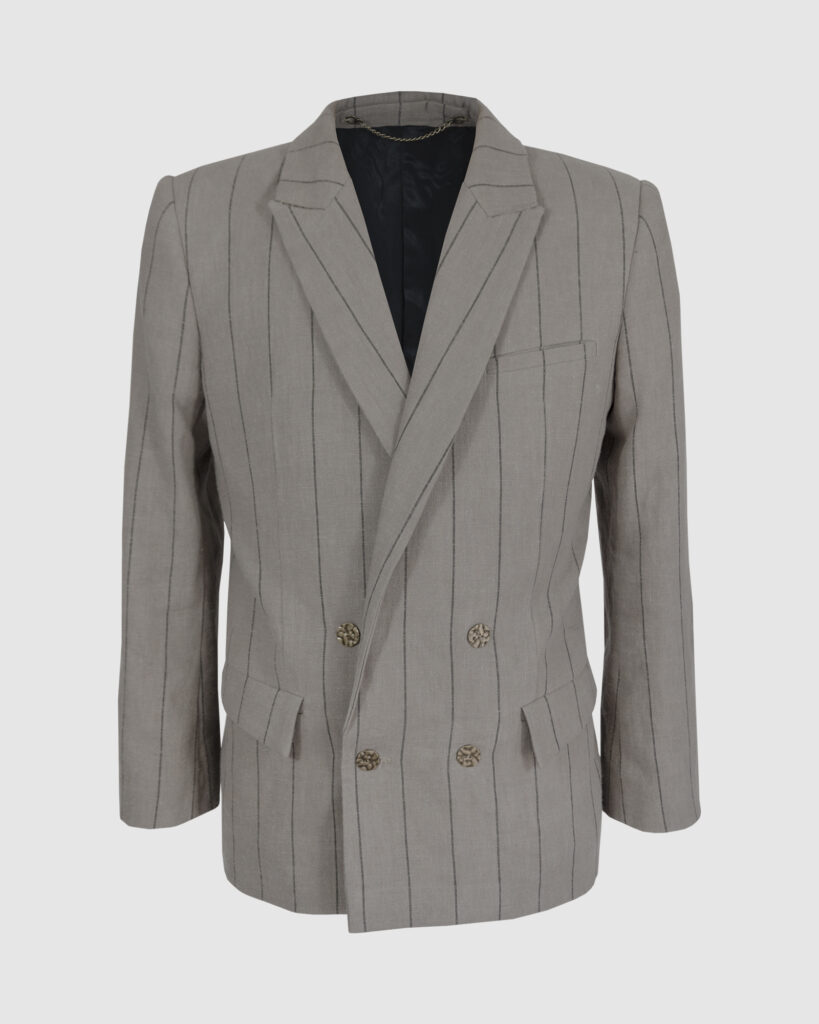 Semi-fitted double-breasted jacket with peak lapels, a welt breast pocket, and pockets with asymmetrical flaps. Designed in a 4x1 configuration