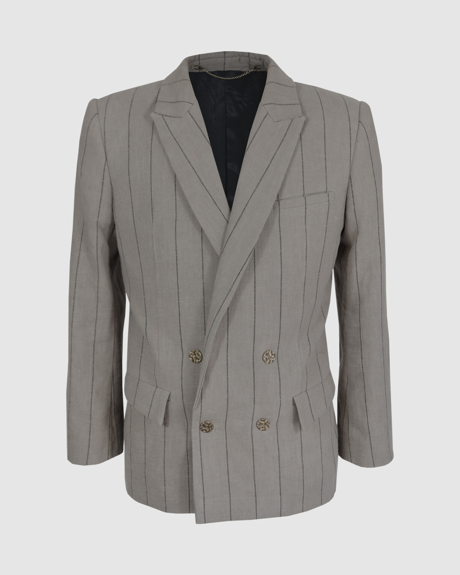 Semi-fitted double-breasted jacket with peak lapels, a welt breast pocket, and pockets with asymmetrical flaps. Designed in a 4x1 configuration
