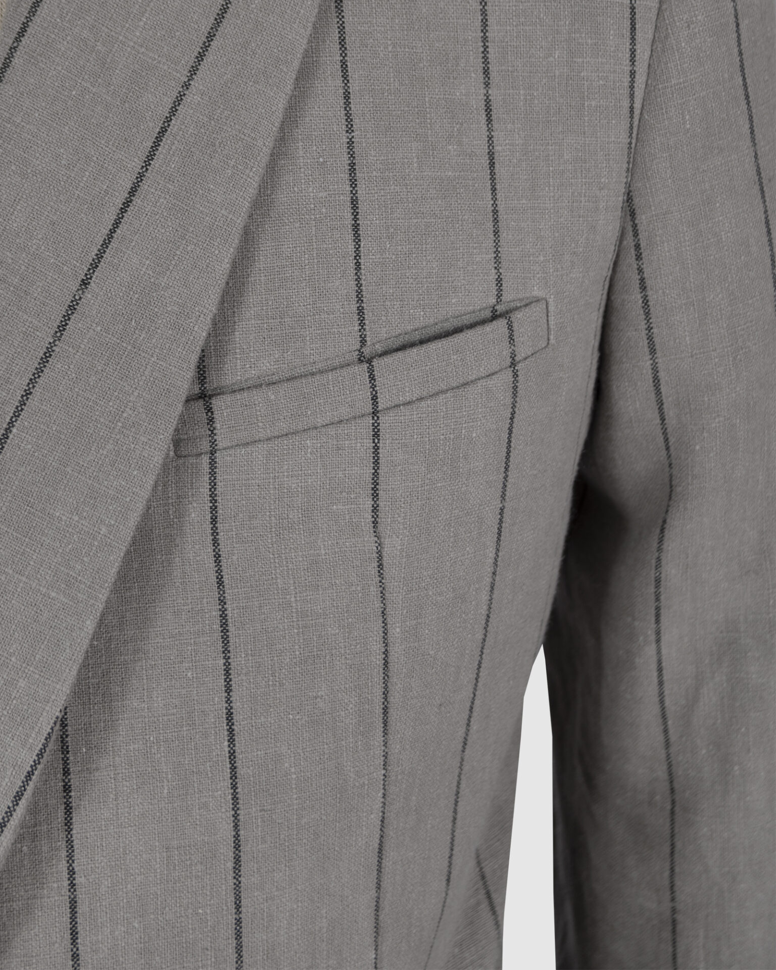 Semi-fitted double-breasted jacket with peak lapels, a welt breast pocket, and pockets with asymmetrical flaps. Designed in a 4x1 configuration