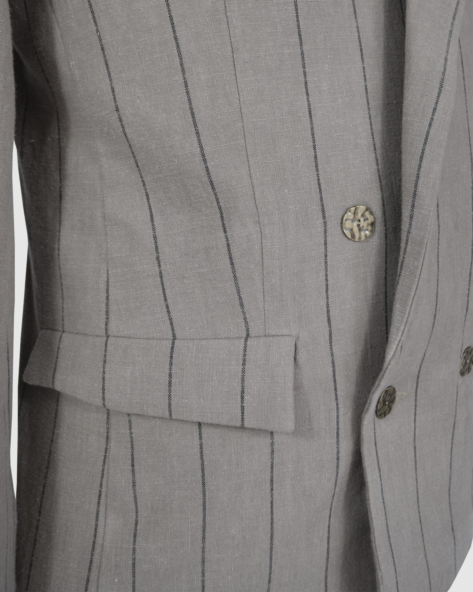 Semi-fitted double-breasted jacket with peak lapels, a welt breast pocket, and pockets with asymmetrical flaps. Designed in a 4x1 configuration
