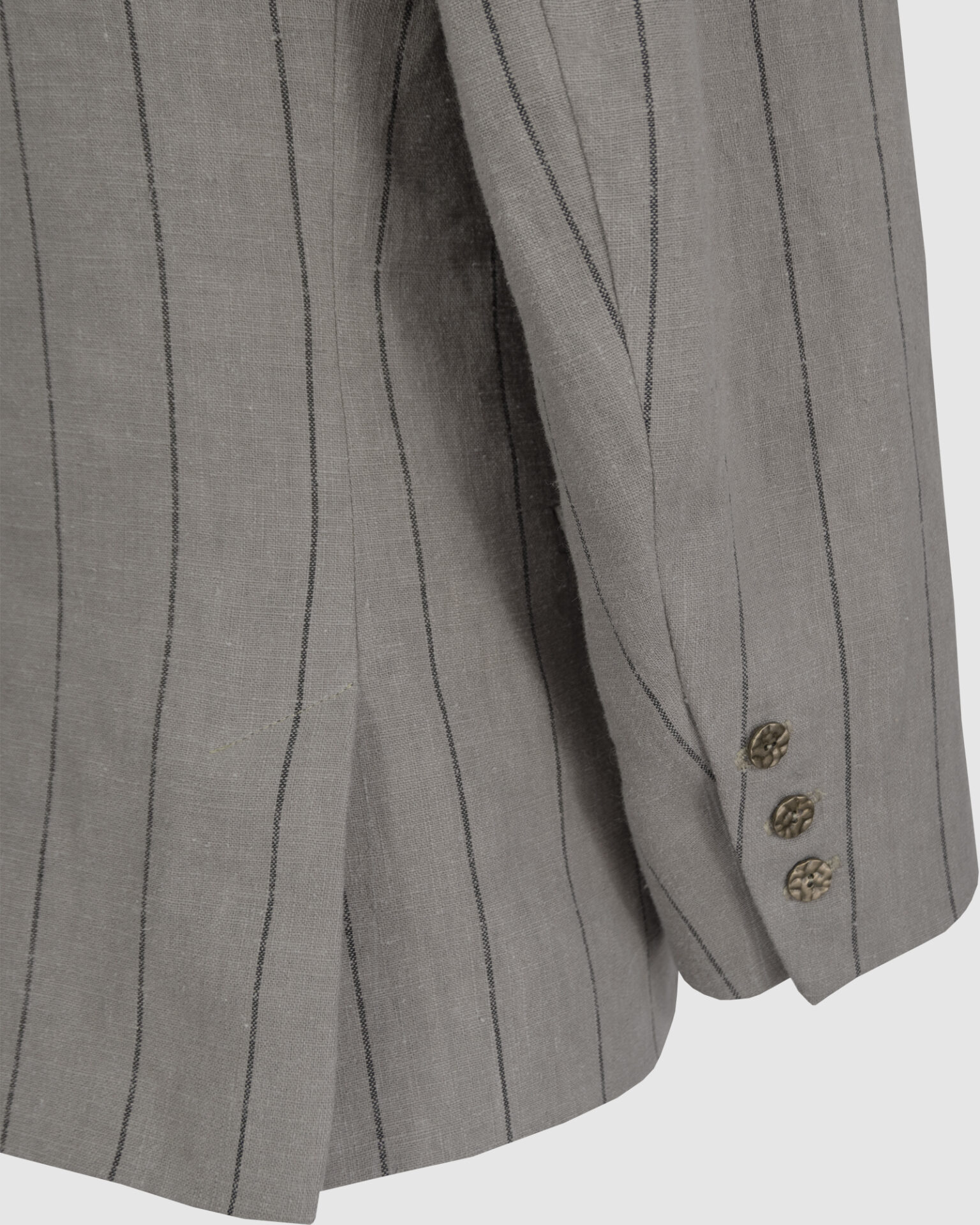 Semi-fitted double-breasted jacket with peak lapels, a welt breast pocket, and pockets with asymmetrical flaps. Designed in a 4x1 configuration
