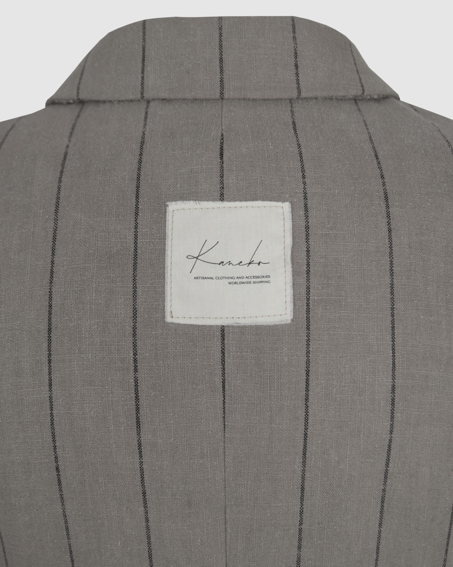 Semi-fitted double-breasted jacket with peak lapels, a welt breast pocket, and pockets with asymmetrical flaps. Designed in a 4x1 configuration