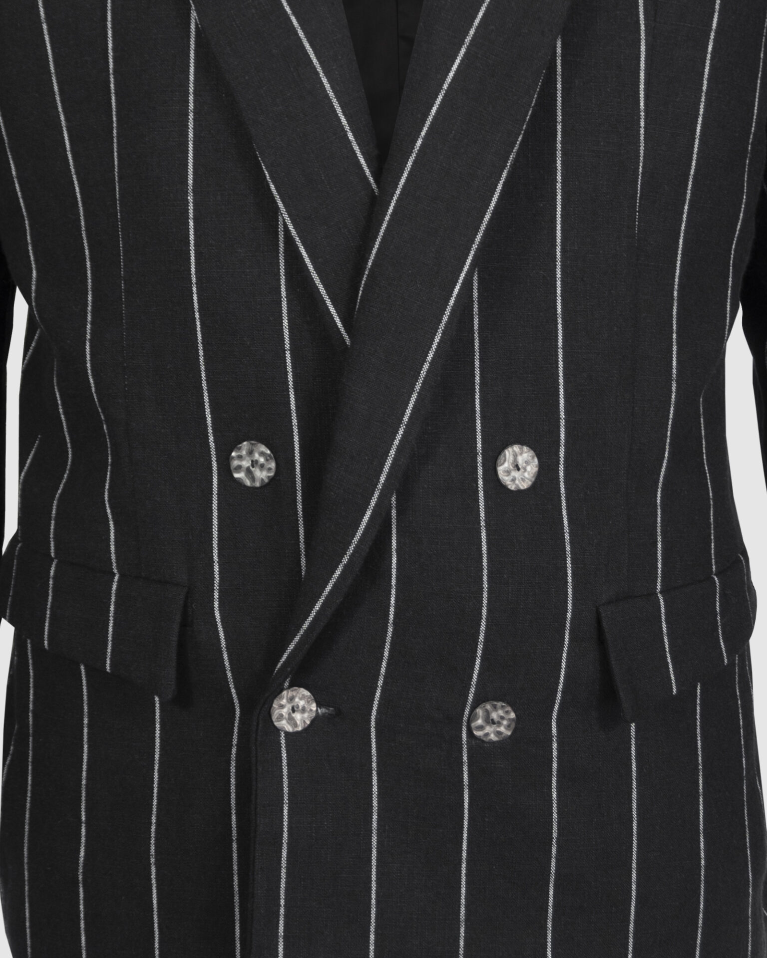 Semi-fitted double-breasted jacket with peak lapels, a welt breast pocket, and pockets with asymmetrical flaps. Designed in a 4x1 configuration