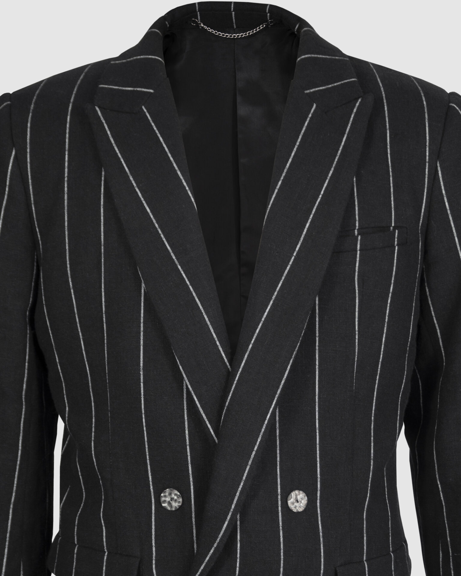 Semi-fitted double-breasted jacket with peak lapels, a welt breast pocket, and pockets with asymmetrical flaps. Designed in a 4x1 configuration