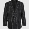 Semi-fitted double-breasted jacket with peak lapels, a welt breast pocket, and pockets with asymmetrical flaps. Designed in a 4x1 configuration