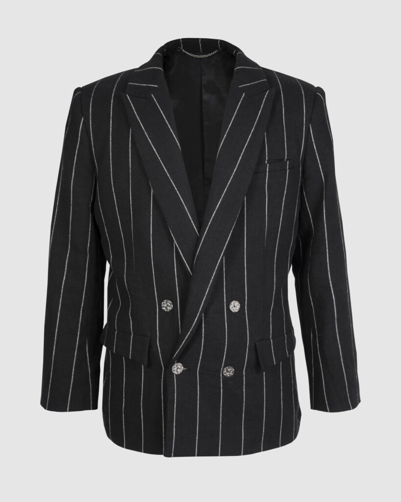 Semi-fitted double-breasted jacket with peak lapels, a welt breast pocket, and pockets with asymmetrical flaps. Designed in a 4x1 configuration