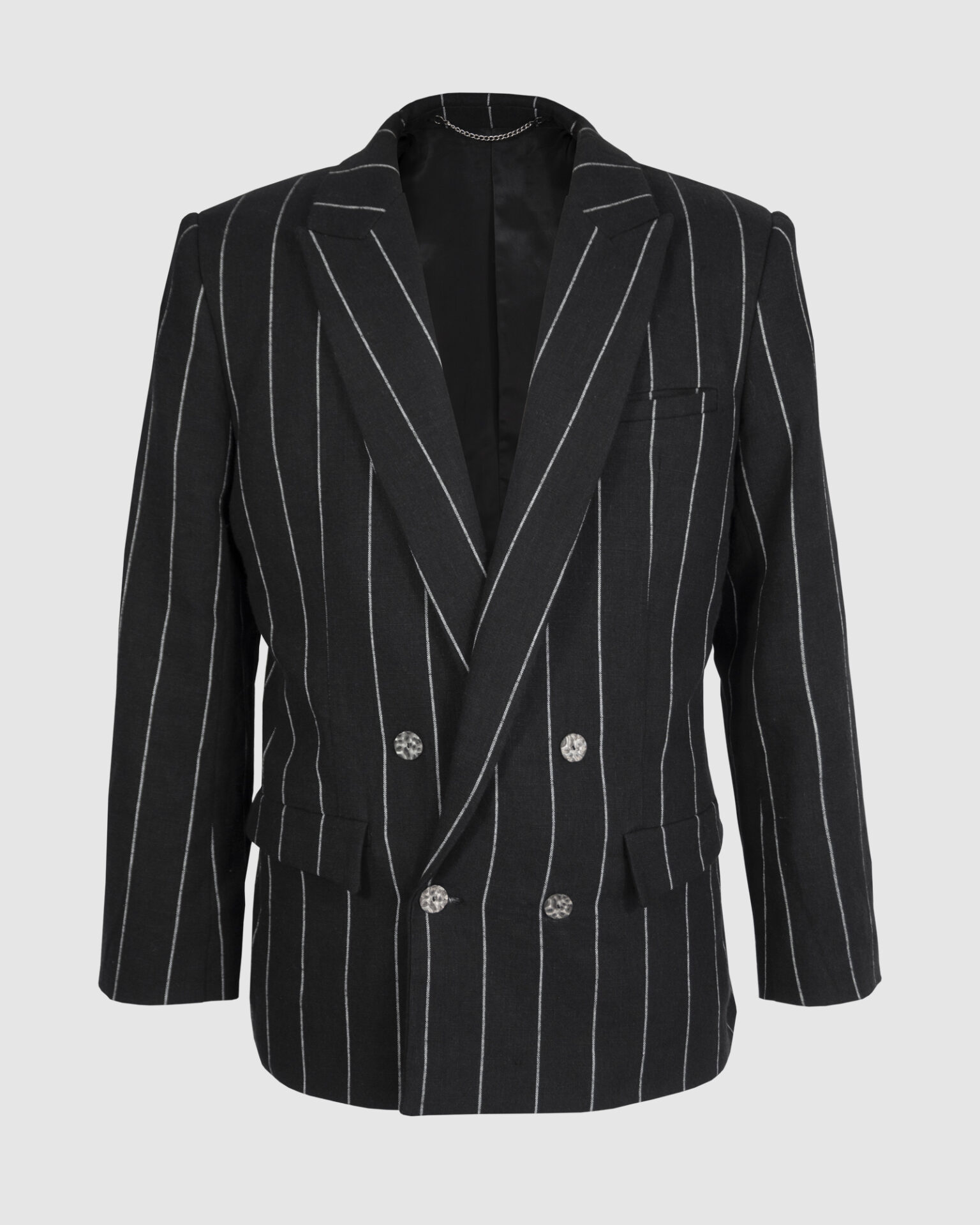 Semi-fitted double-breasted jacket with peak lapels, a welt breast pocket, and pockets with asymmetrical flaps. Designed in a 4x1 configuration