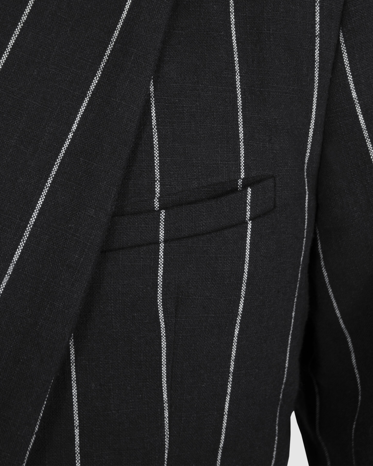 Semi-fitted double-breasted jacket with peak lapels, a welt breast pocket, and pockets with asymmetrical flaps. Designed in a 4x1 configuration