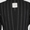 Semi-fitted double-breasted jacket with peak lapels, a welt breast pocket, and pockets with asymmetrical flaps. Designed in a 4x1 configuration
