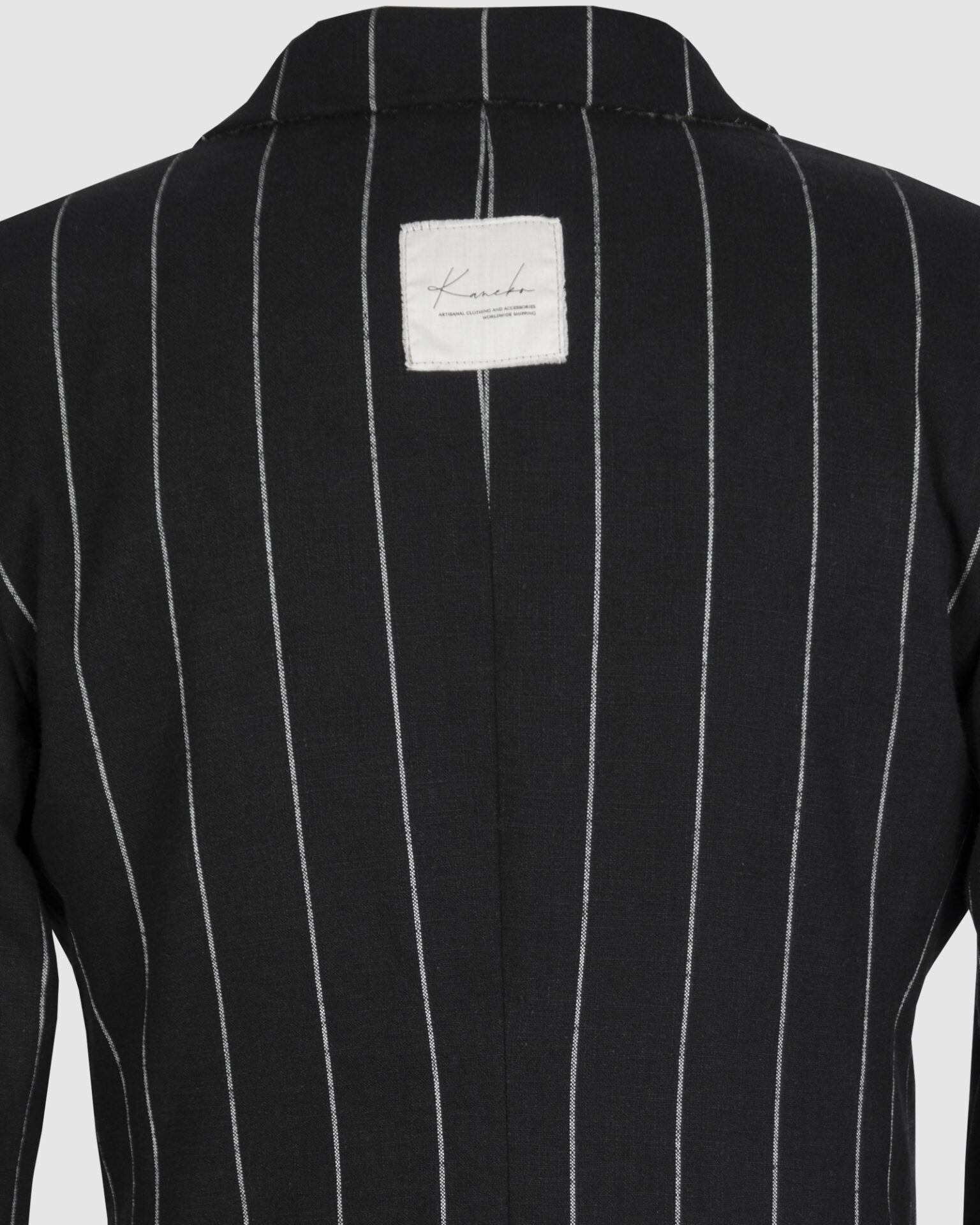 Semi-fitted double-breasted jacket with peak lapels, a welt breast pocket, and pockets with asymmetrical flaps. Designed in a 4x1 configuration