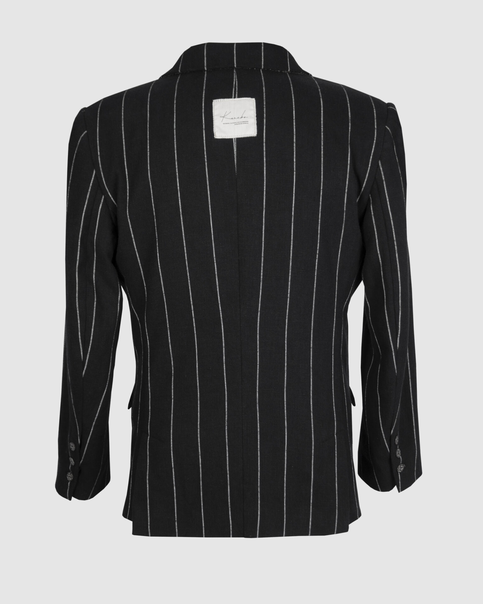 Semi-fitted double-breasted jacket with peak lapels, a welt breast pocket, and pockets with asymmetrical flaps. Designed in a 4x1 configuration