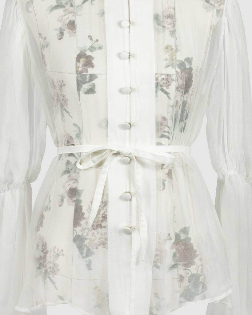 The loose-fitting blouse made of pure silk