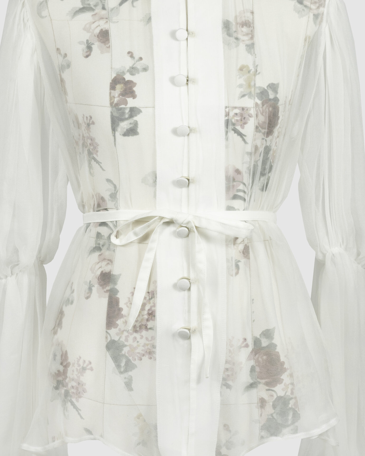 The loose-fitting blouse made of pure silk