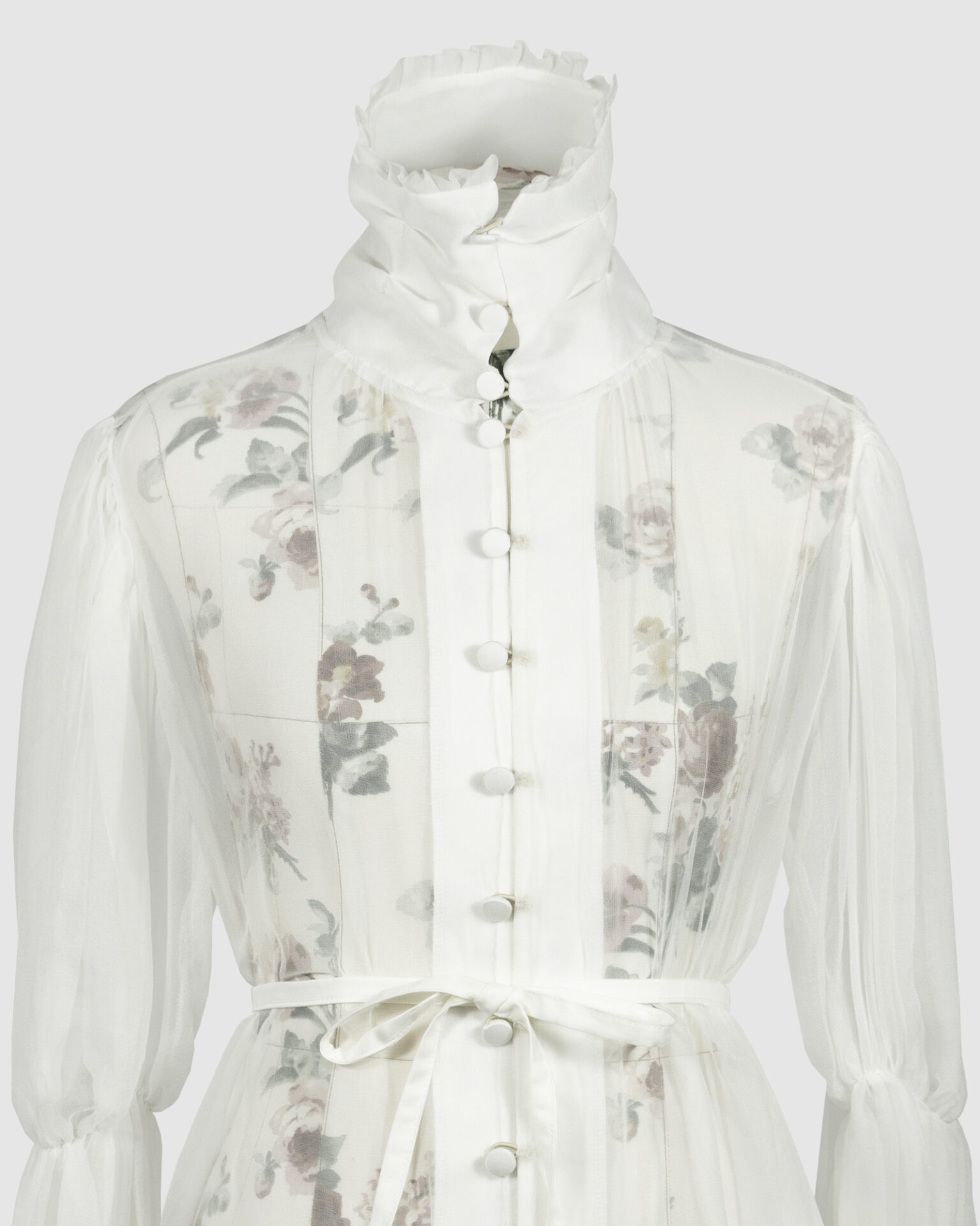 The loose-fitting blouse made of pure silk
