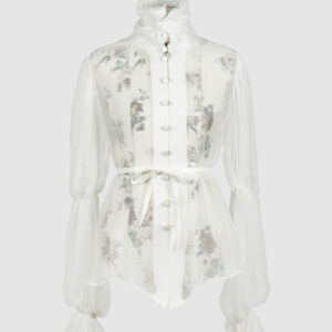 The loose-fitting blouse made of pure silk