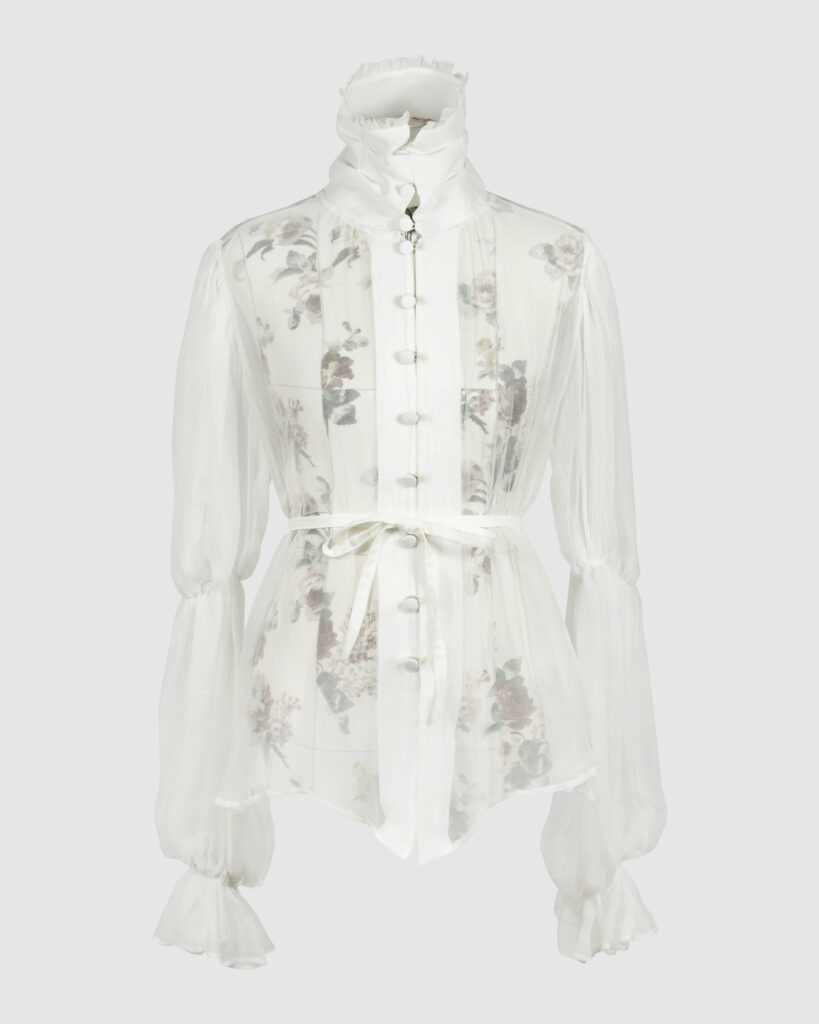 The loose-fitting blouse made of pure silk