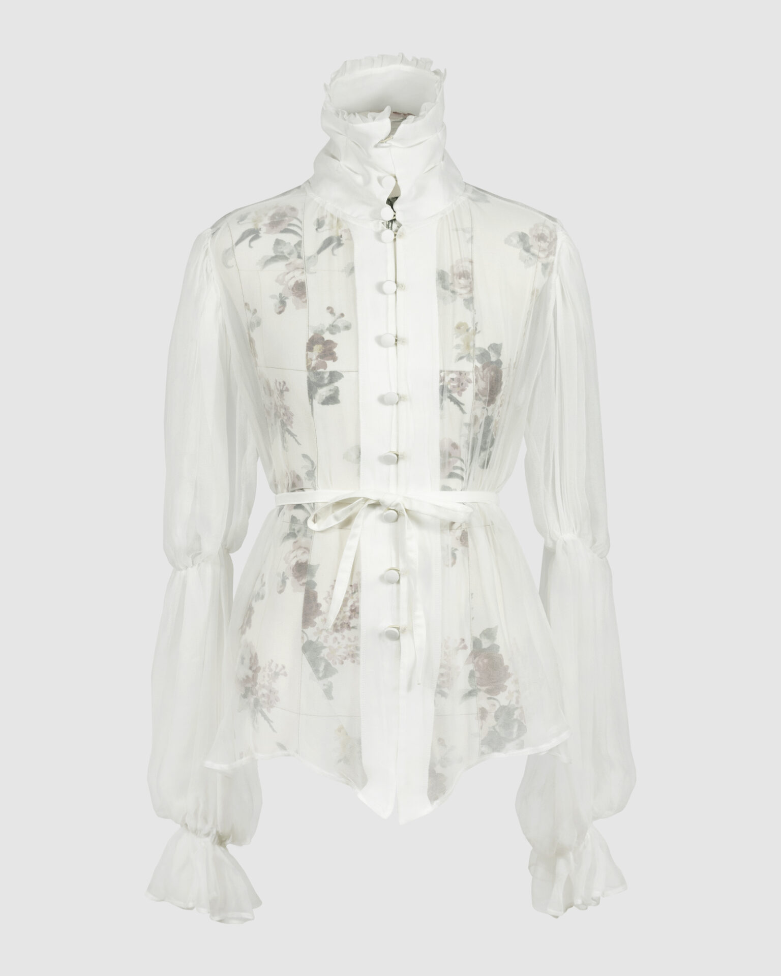 The loose-fitting blouse made of pure silk