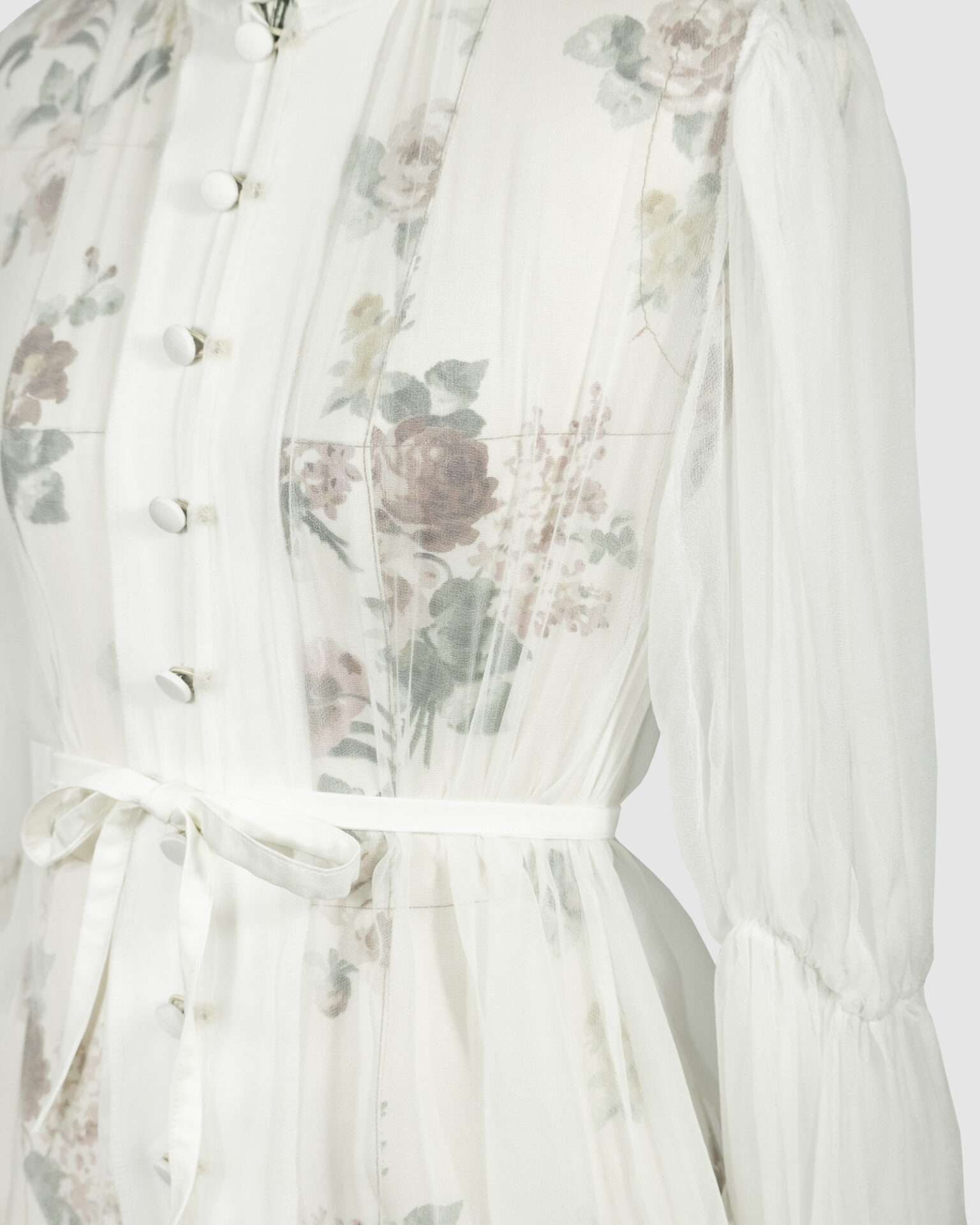 The loose-fitting blouse made of pure silk