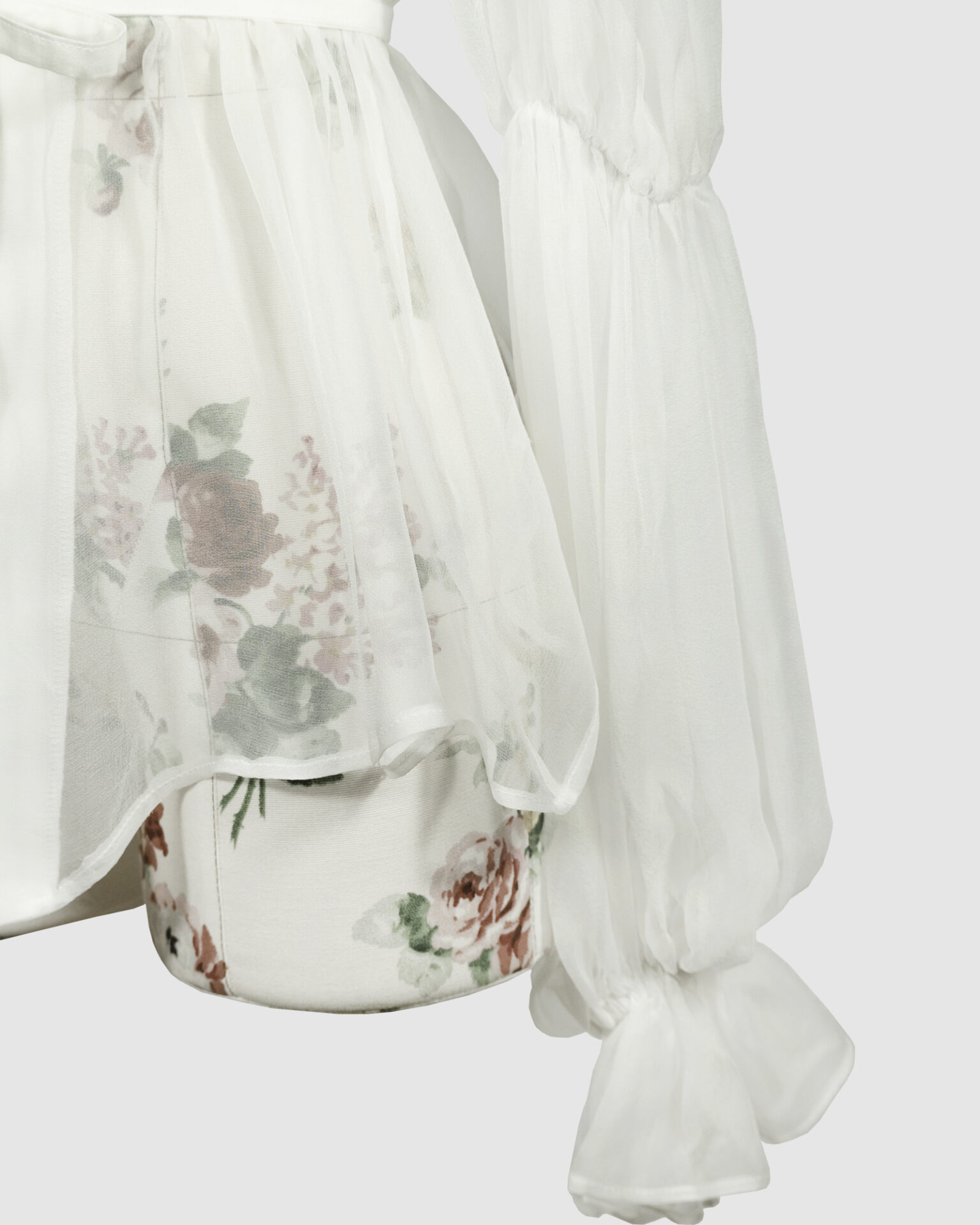 The loose-fitting blouse made of pure silk