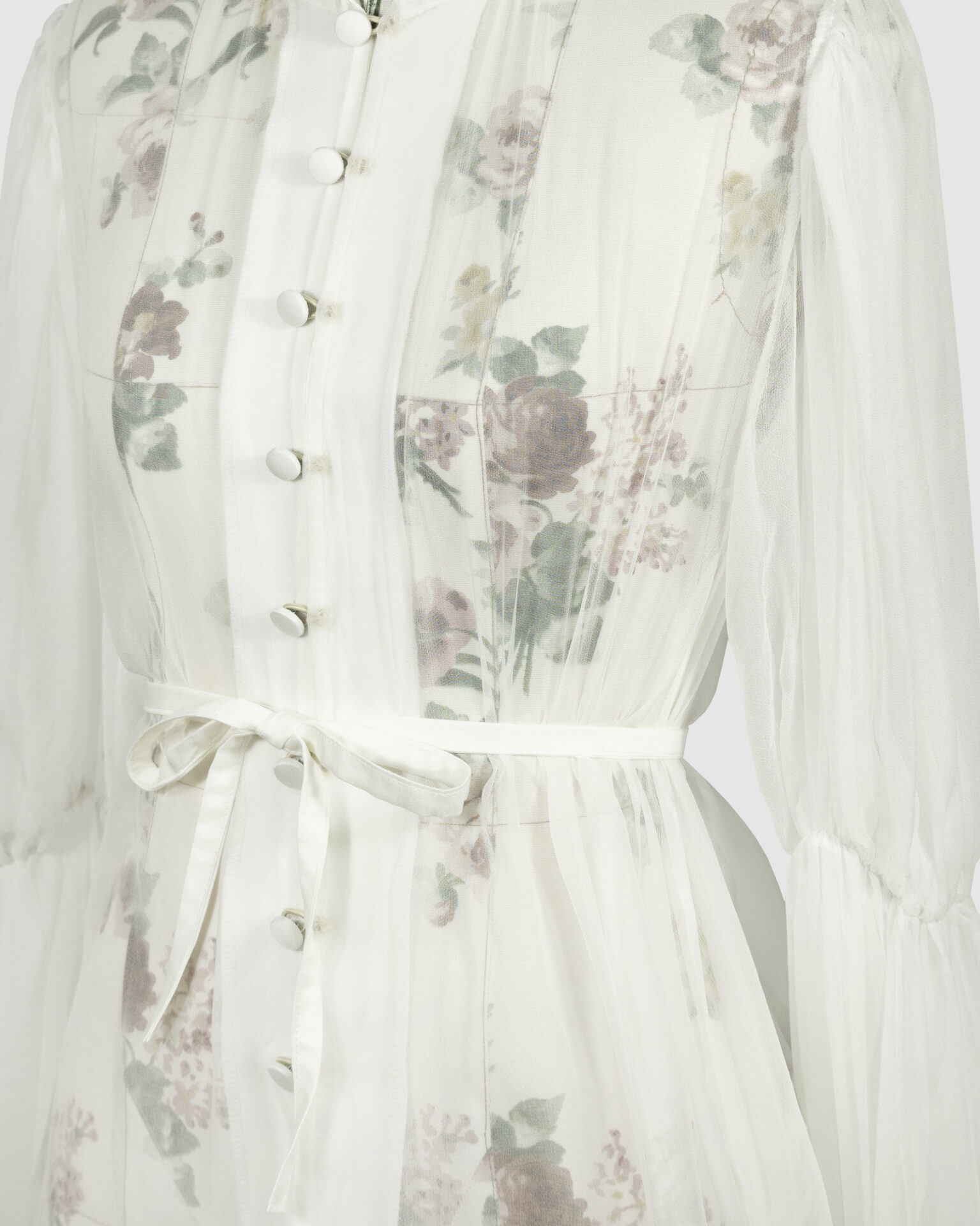 The loose-fitting blouse made of pure silk