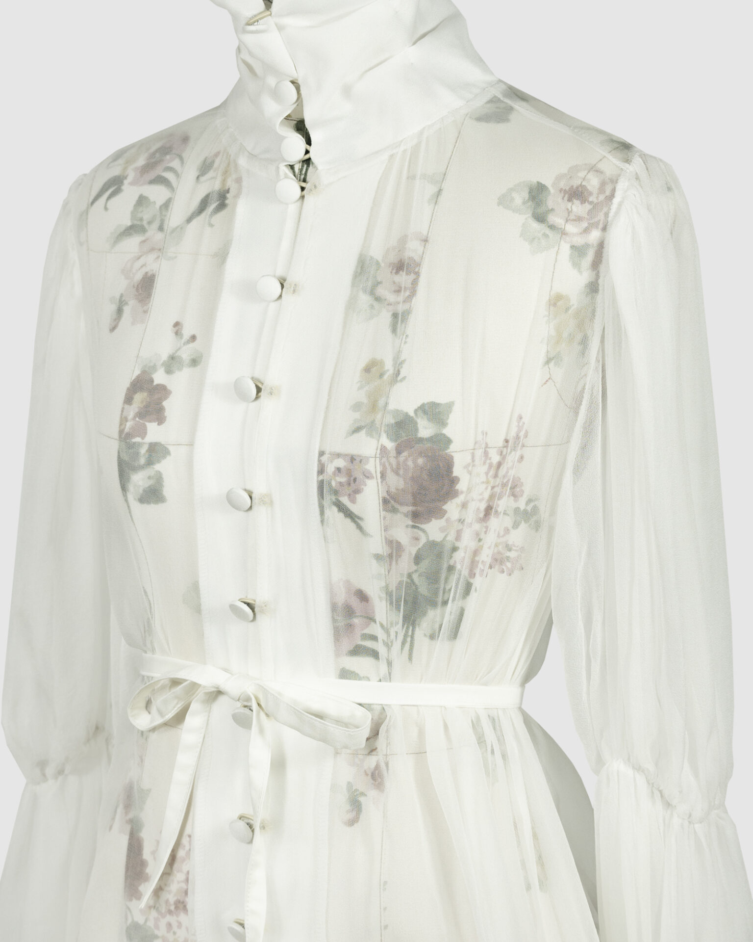 The loose-fitting blouse made of pure silk