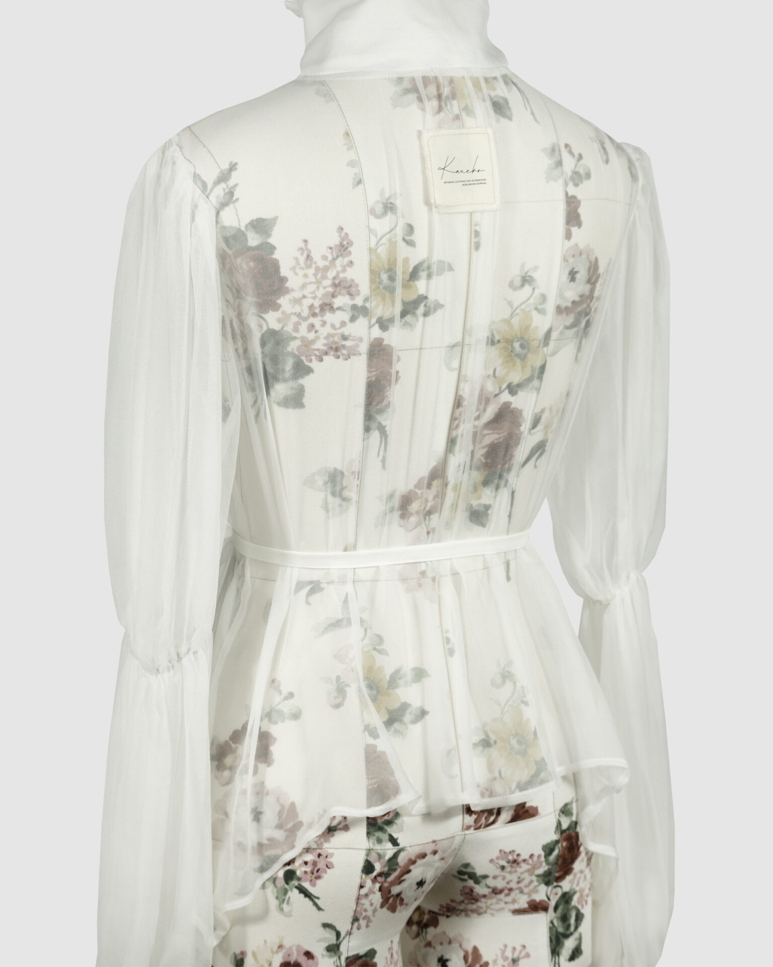 The loose-fitting blouse made of pure silk