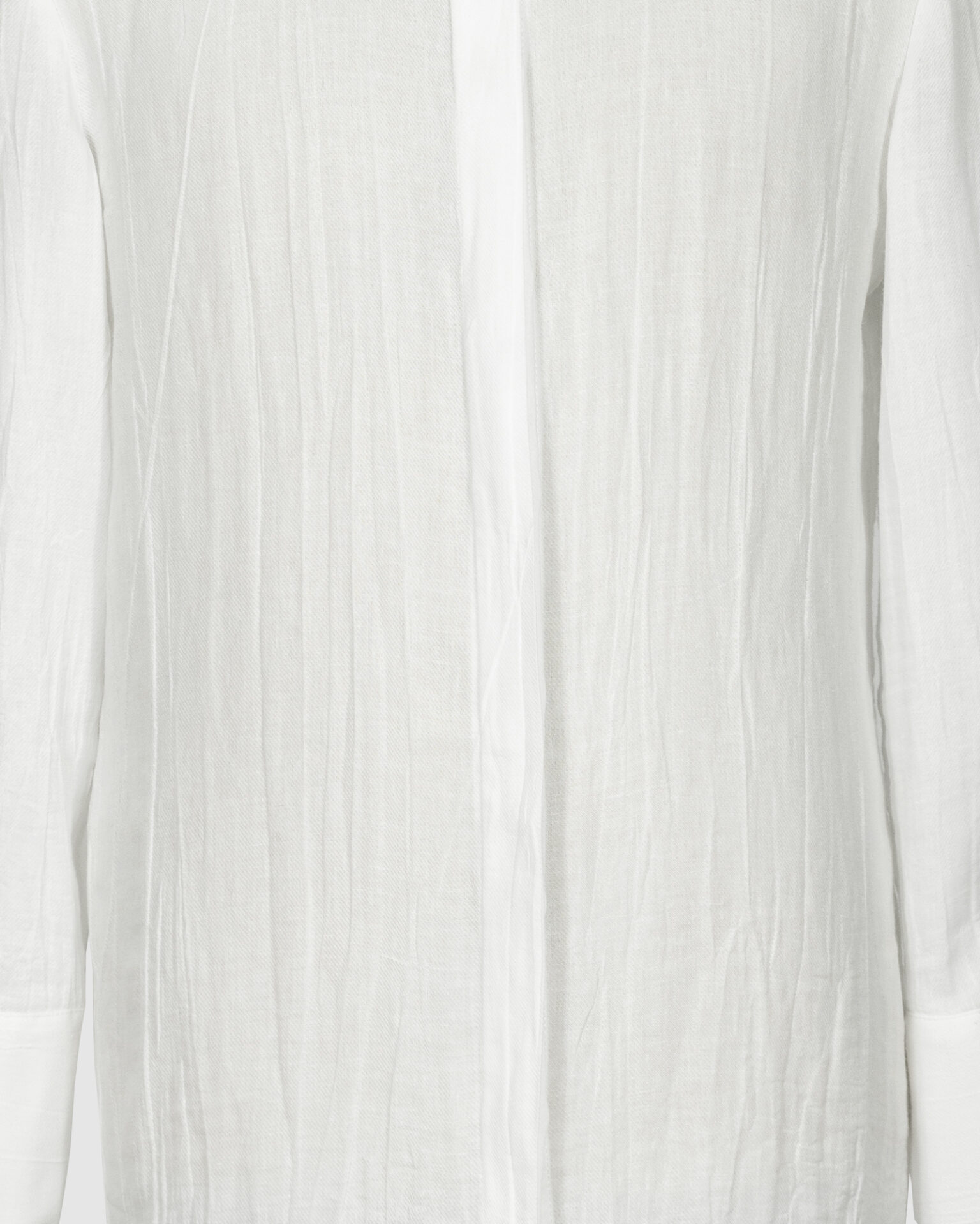 Classic semi-fitted shirt with a point collar