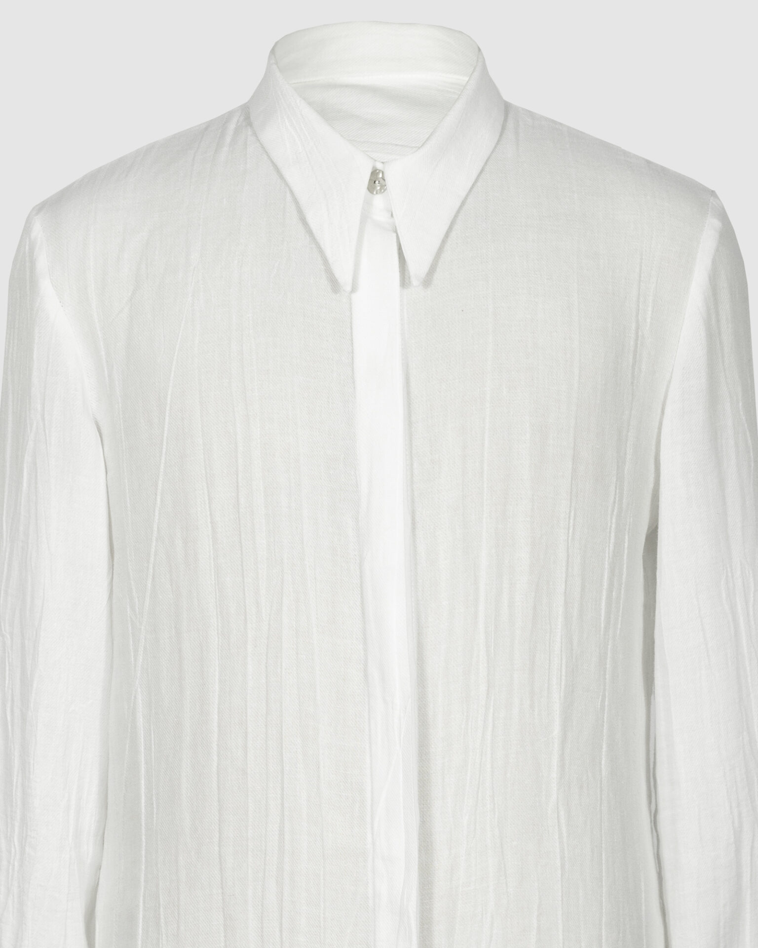 Classic semi-fitted shirt with a point collar