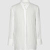 Classic semi-fitted shirt with a point collar