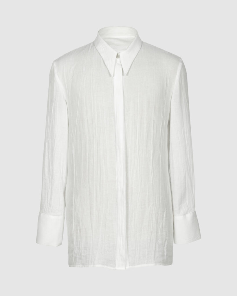 Classic semi-fitted shirt with a point collar