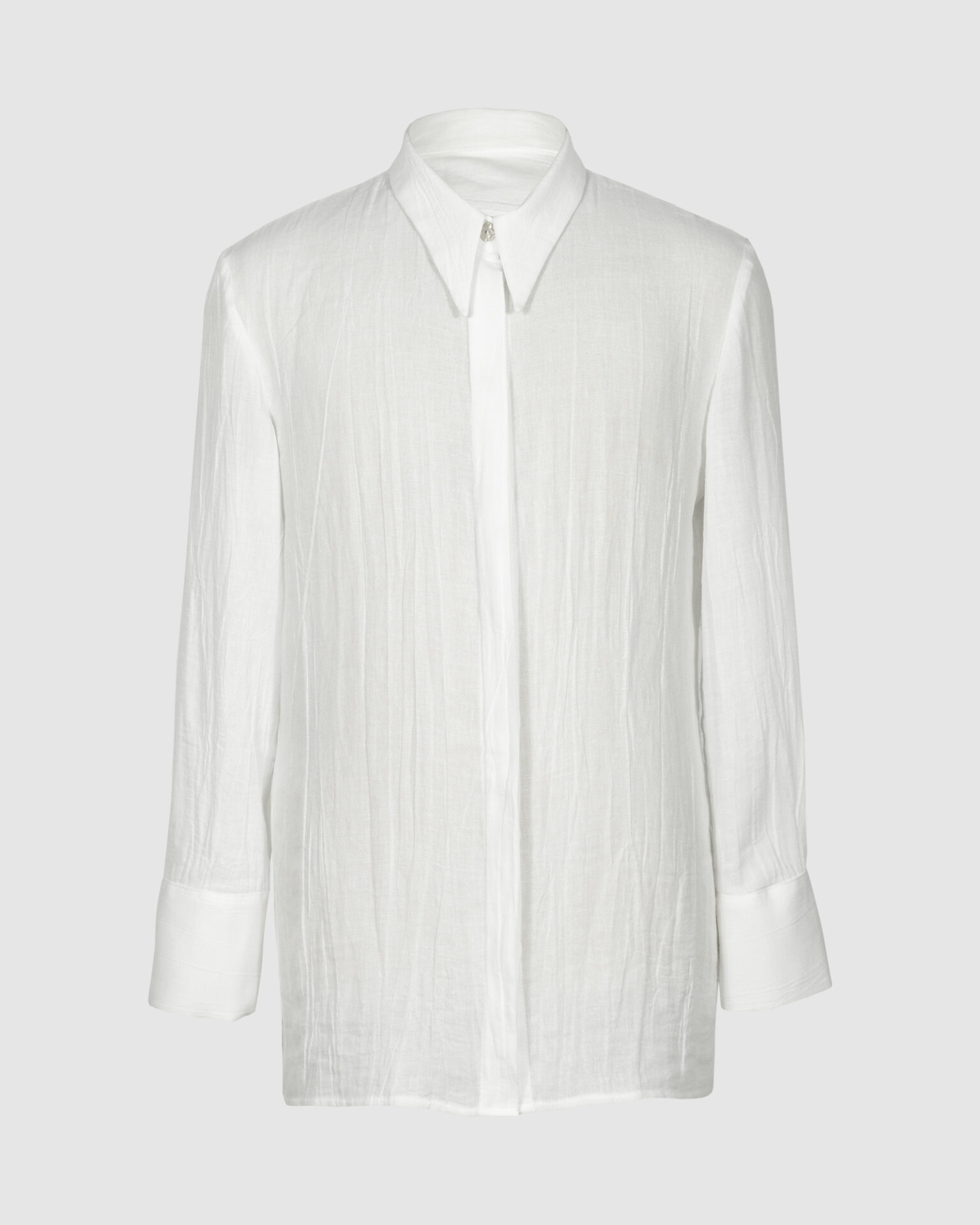 Classic semi-fitted shirt with a point collar