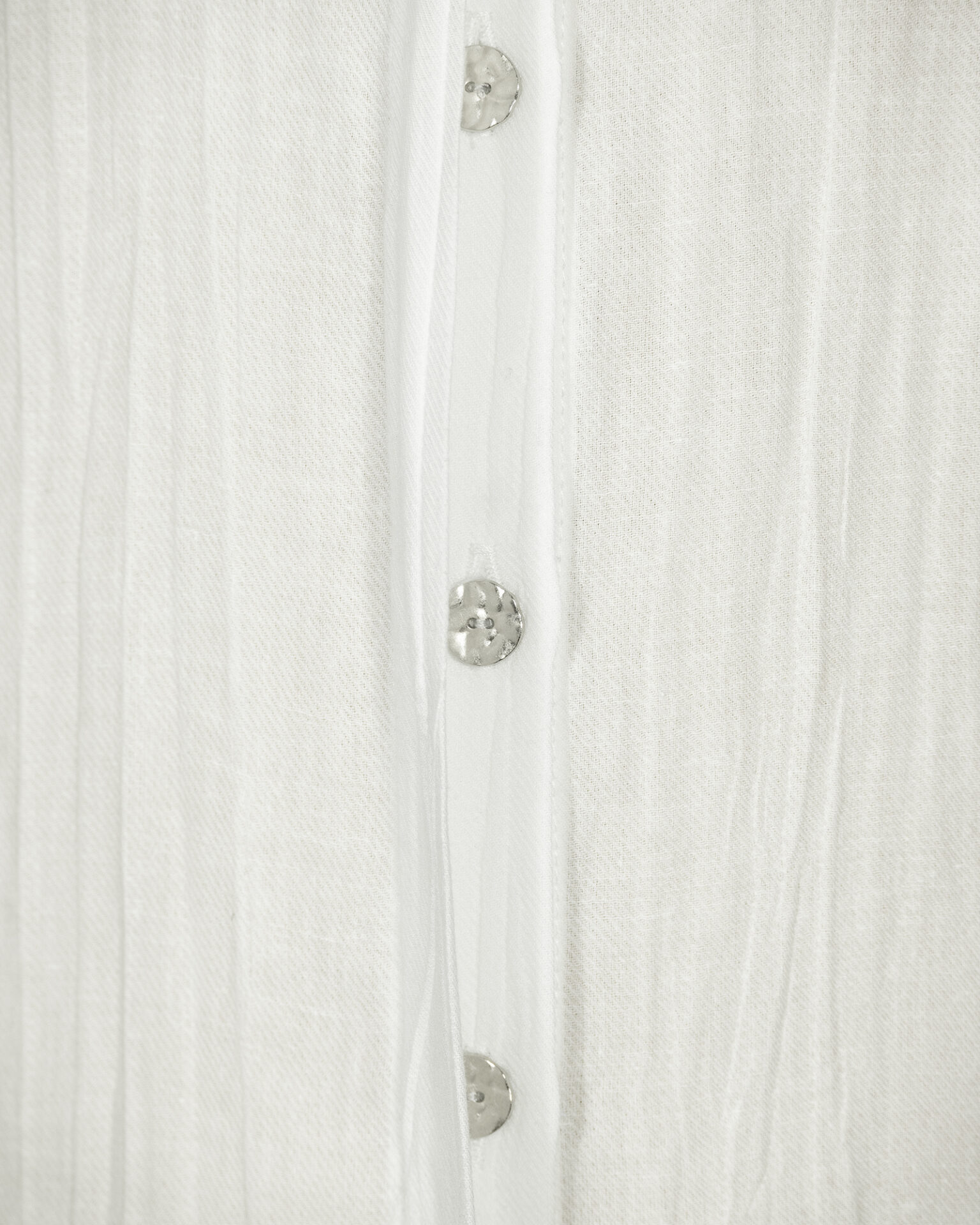 Classic semi-fitted shirt with a point collar