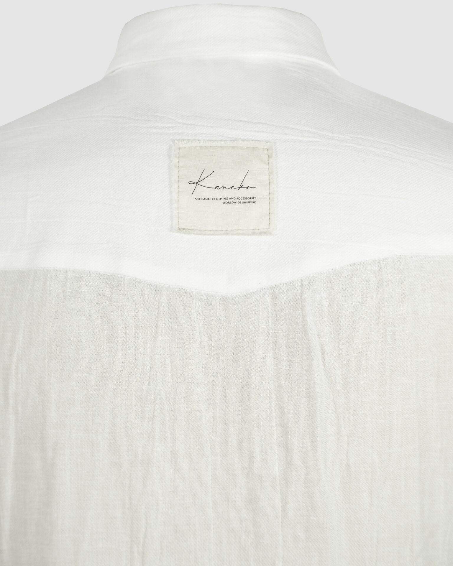 Classic semi-fitted shirt with a point collar