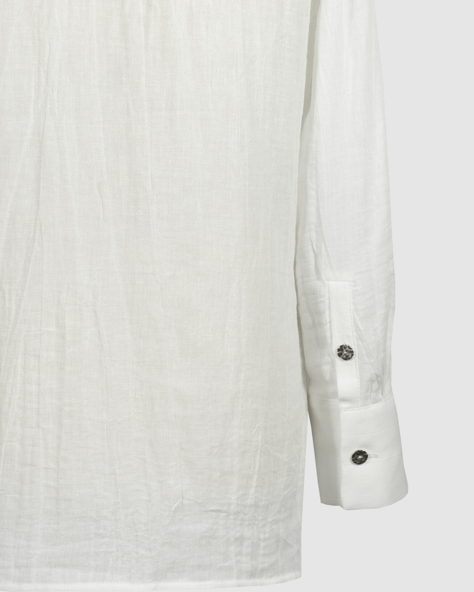 Classic semi-fitted shirt with a point collar