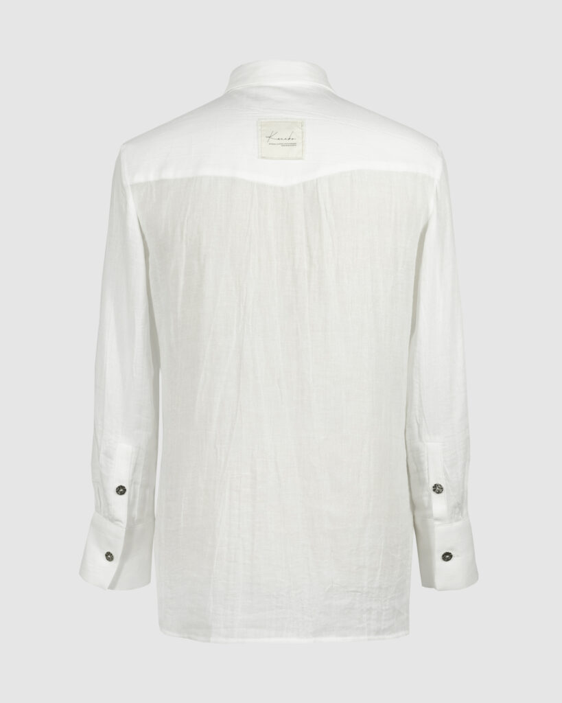 Classic semi-fitted shirt with a point collar