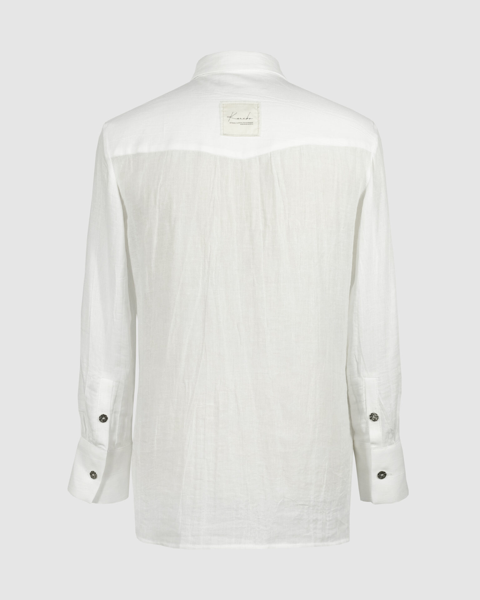 Classic semi-fitted shirt with a point collar